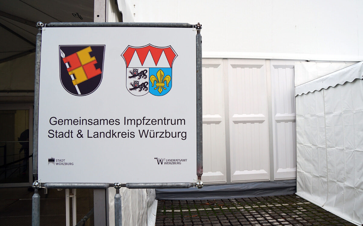 Das Impfzentrum von Stadt- und Landkreis Würzburg auf der Talavera mit dem Schild am Eingang Das Impfzentrum von Stadt- und Landkreis Würzburg auf der Talavera mit dem Schild am Eingang